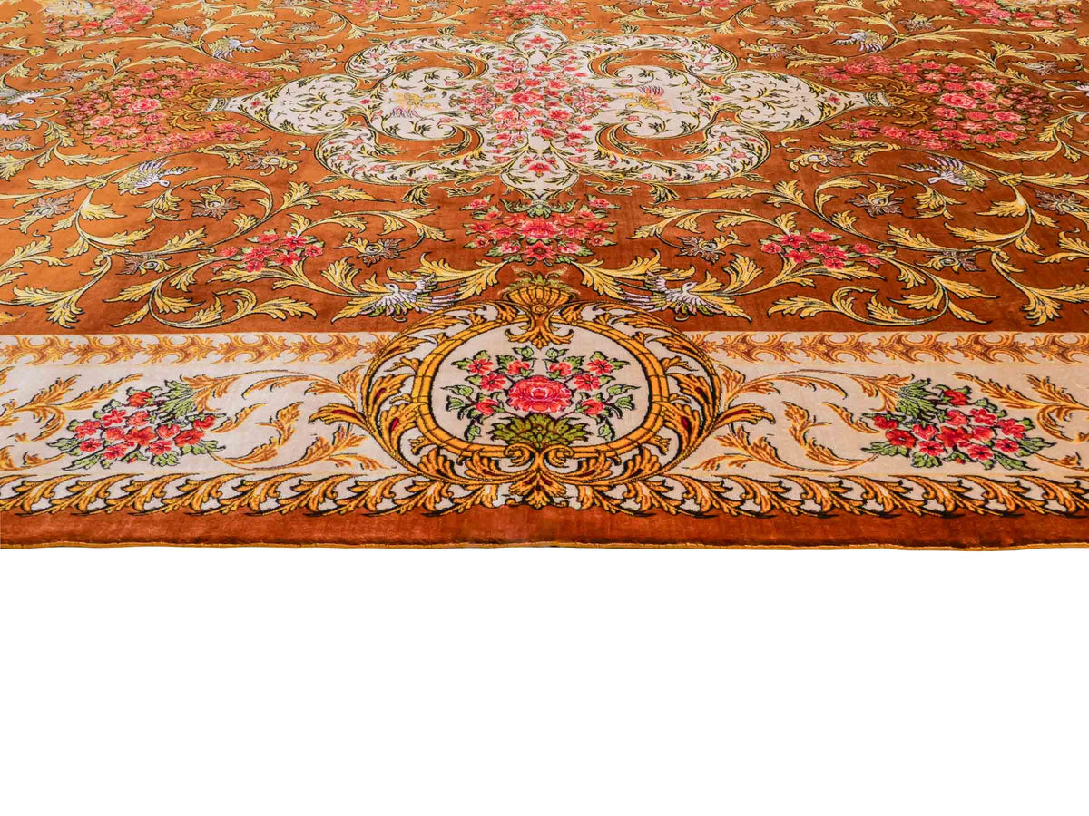 Ghom Maschinenteppich "Rostam" 180 x 120 cm, mit Medaillon, aus pflanzlicher Seide (Viskose), Braun-Gold. Teppichnummer: V73BG216H. Persian Luxury Collection by Khademi. Made in Iran / Persia – Vertrieb durch JUPITER Intl.