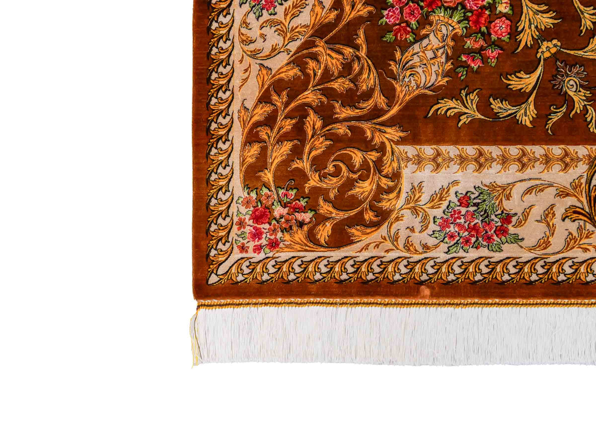 Ghom Maschinenteppich "Rostam" 180 x 120 cm, mit Medaillon, aus pflanzlicher Seide (Viskose), Braun-Gold. Teppichnummer: V73BG216H. Persian Luxury Collection by Khademi. Made in Iran / Persia – Vertrieb durch JUPITER Intl.
