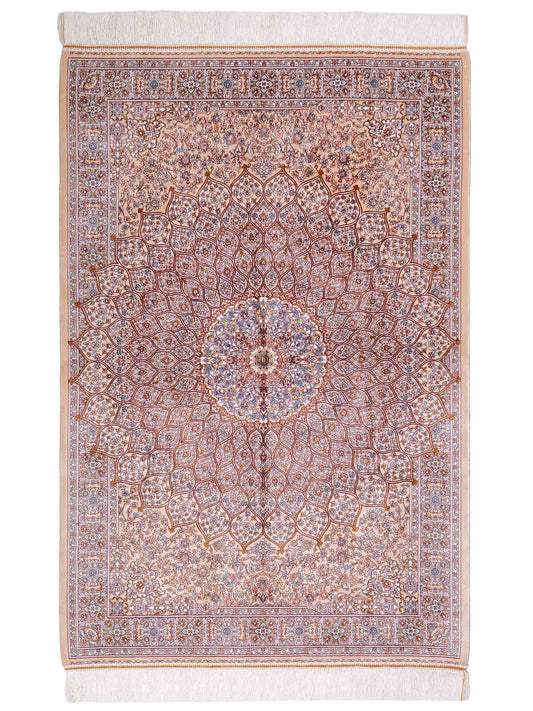 Ghom Maschinenteppich "Rudabeh" 150 x 100 cm, mit Medaillon, aus pflanzlicher Seide (Viskose), Beige-Cremeweiß. Teppichnummer: V72BG150H. Persian Luxury Collection by Khademi. Made in Iran / Persia – Vertrieb durch JUPITER Intl.