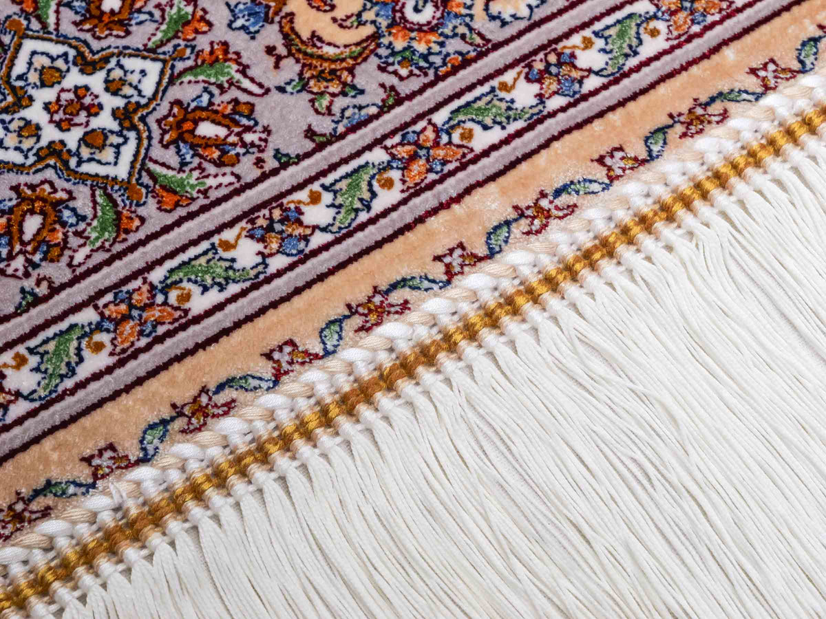 Ghom Maschinenteppich "Rudabeh" 150 x 100 cm, mit Medaillon, aus pflanzlicher Seide (Viskose), Beige-Cremeweiß. Teppichnummer: V72BG150H. Persian Luxury Collection by Khademi. Made in Iran / Persia – Vertrieb durch JUPITER Intl.
