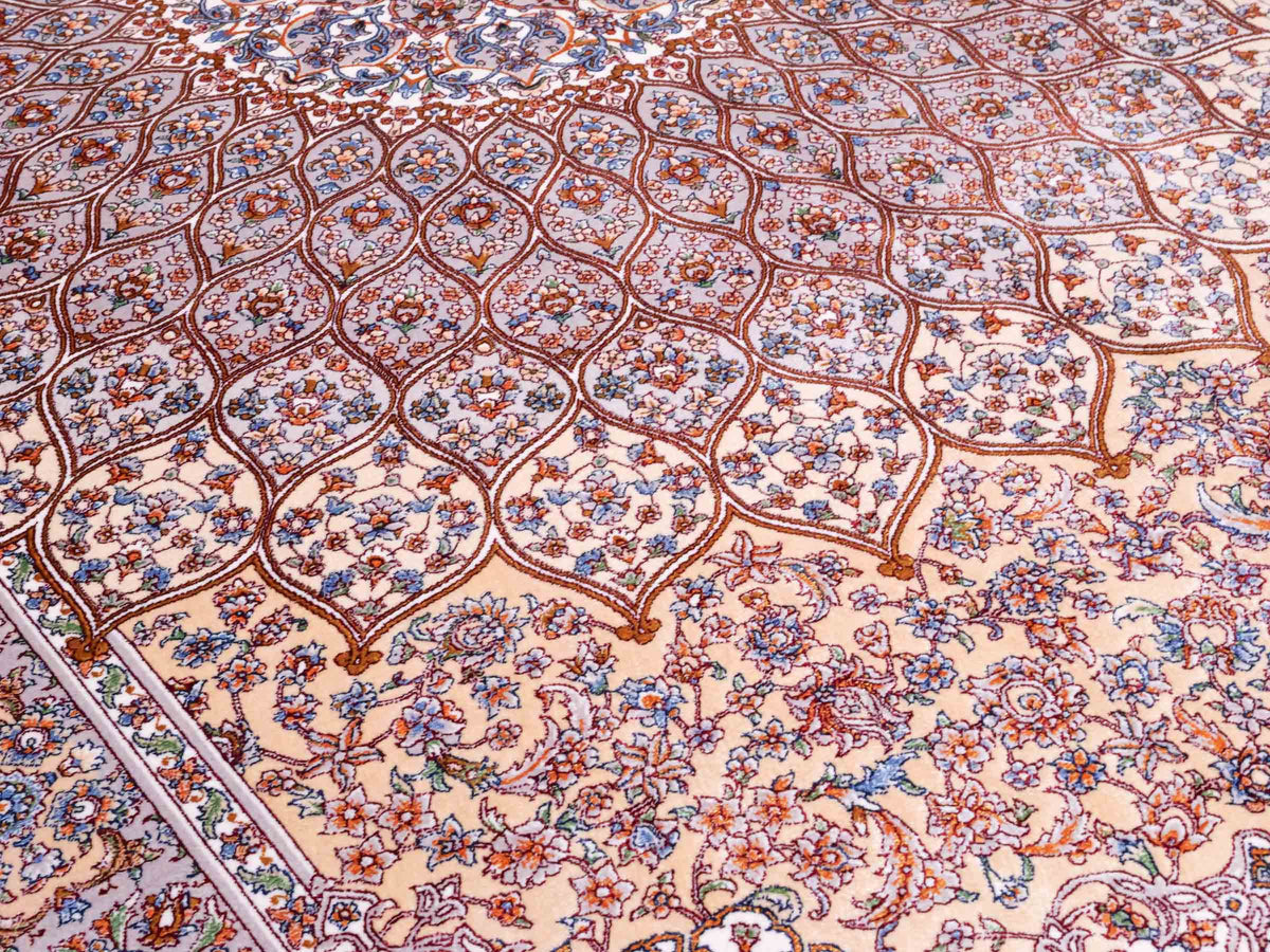 Ghom Maschinenteppich "Rudabeh" 150 x 100 cm, mit Medaillon, aus pflanzlicher Seide (Viskose), Beige-Cremeweiß. Teppichnummer: V72BG150H. Persian Luxury Collection by Khademi. Made in Iran / Persia – Vertrieb durch JUPITER Intl.