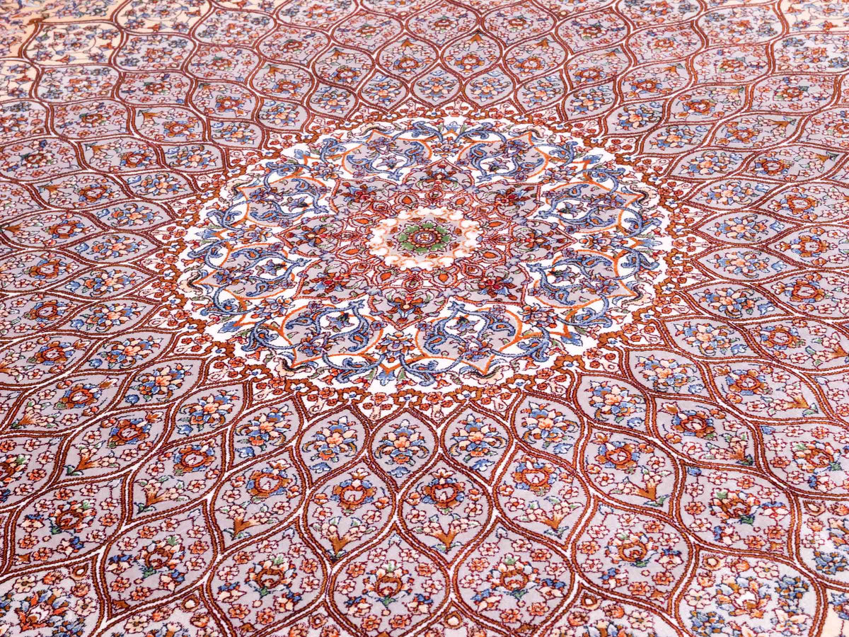 Ghom Maschinenteppich "Rudabeh" 150 x 100 cm, mit Medaillon, aus pflanzlicher Seide (Viskose), Beige-Cremeweiß. Teppichnummer: V72BG150H. Persian Luxury Collection by Khademi. Made in Iran / Persia – Vertrieb durch JUPITER Intl.