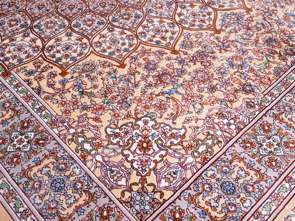 Ghom Maschinenteppich "Rudabeh" 150 x 100 cm, mit Medaillon, aus pflanzlicher Seide (Viskose), Beige-Cremeweiß. Teppichnummer: V72BG150H. Persian Luxury Collection by Khademi. Made in Iran / Persia – Vertrieb durch JUPITER Intl.