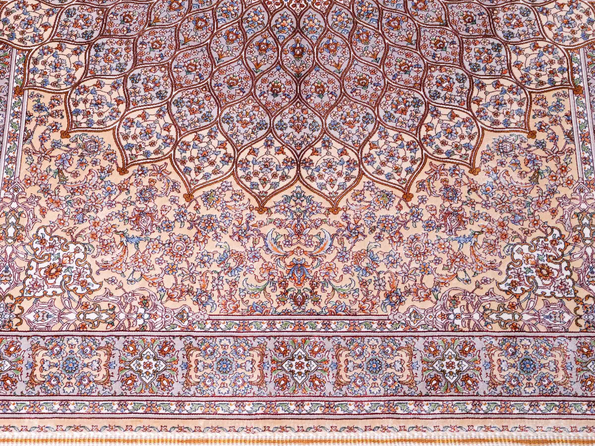 Ghom Maschinenteppich "Rudabeh" 150 x 100 cm, mit Medaillon, aus pflanzlicher Seide (Viskose), Beige-Cremeweiß. Teppichnummer: V72BG150H. Persian Luxury Collection by Khademi. Made in Iran / Persia – Vertrieb durch JUPITER Intl.