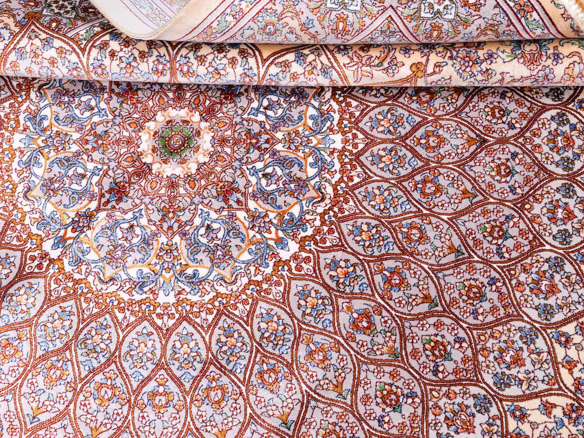Ghom Maschinenteppich "Rudabeh" 150 x 100 cm, mit Medaillon, aus pflanzlicher Seide (Viskose), Beige-Cremeweiß. Teppichnummer: V72BG150H. Persian Luxury Collection by Khademi. Made in Iran / Persia – Vertrieb durch JUPITER Intl.