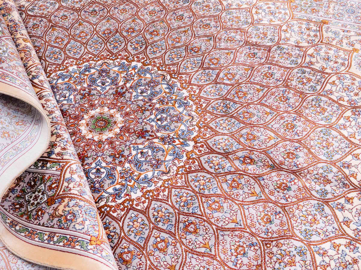 Ghom Maschinenteppich "Rudabeh" 150 x 100 cm, mit Medaillon, aus pflanzlicher Seide (Viskose), Beige-Cremeweiß. Teppichnummer: V72BG150H. Persian Luxury Collection by Khademi. Made in Iran / Persia – Vertrieb durch JUPITER Intl.