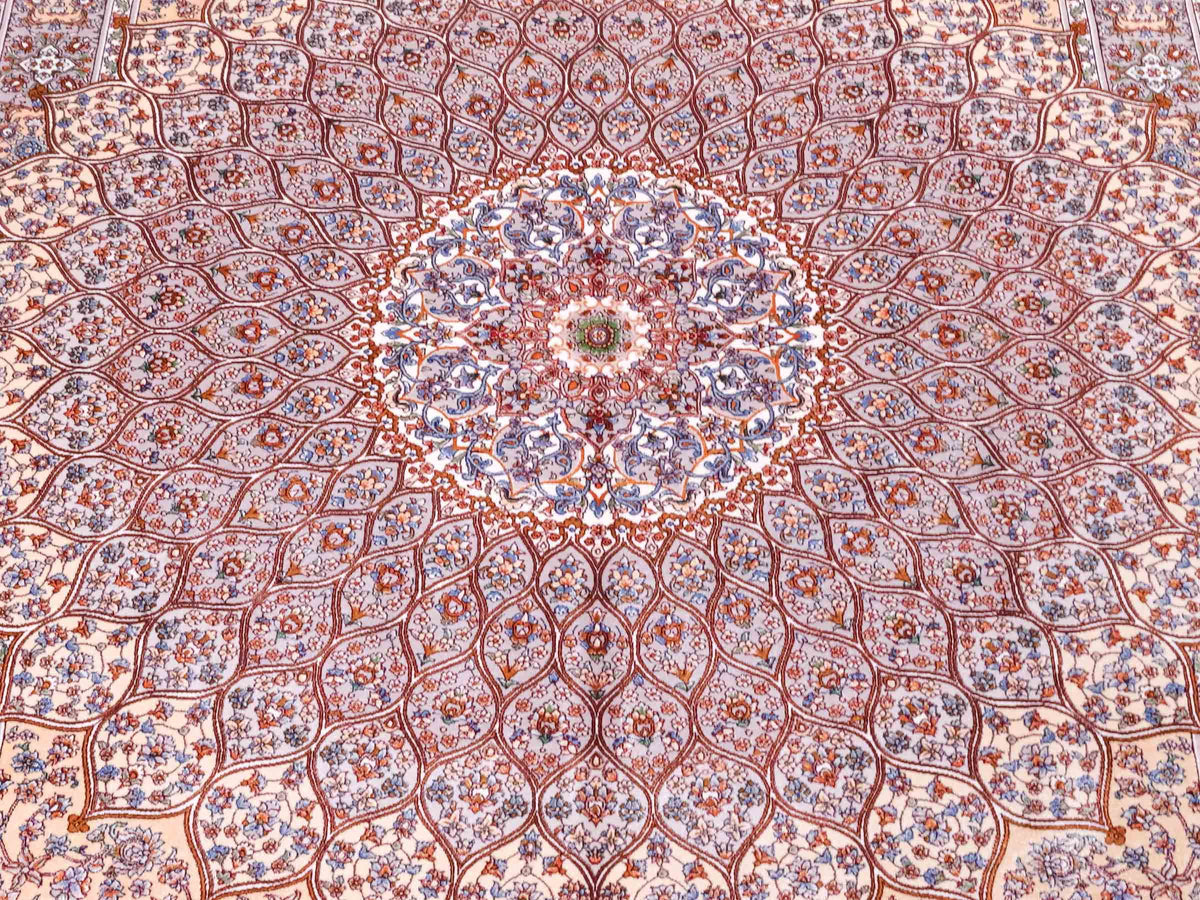 Ghom Maschinenteppich "Rudabeh" 150 x 100 cm, mit Medaillon, aus pflanzlicher Seide (Viskose), Beige-Cremeweiß. Teppichnummer: V72BG150H. Persian Luxury Collection by Khademi. Made in Iran / Persia – Vertrieb durch JUPITER Intl.