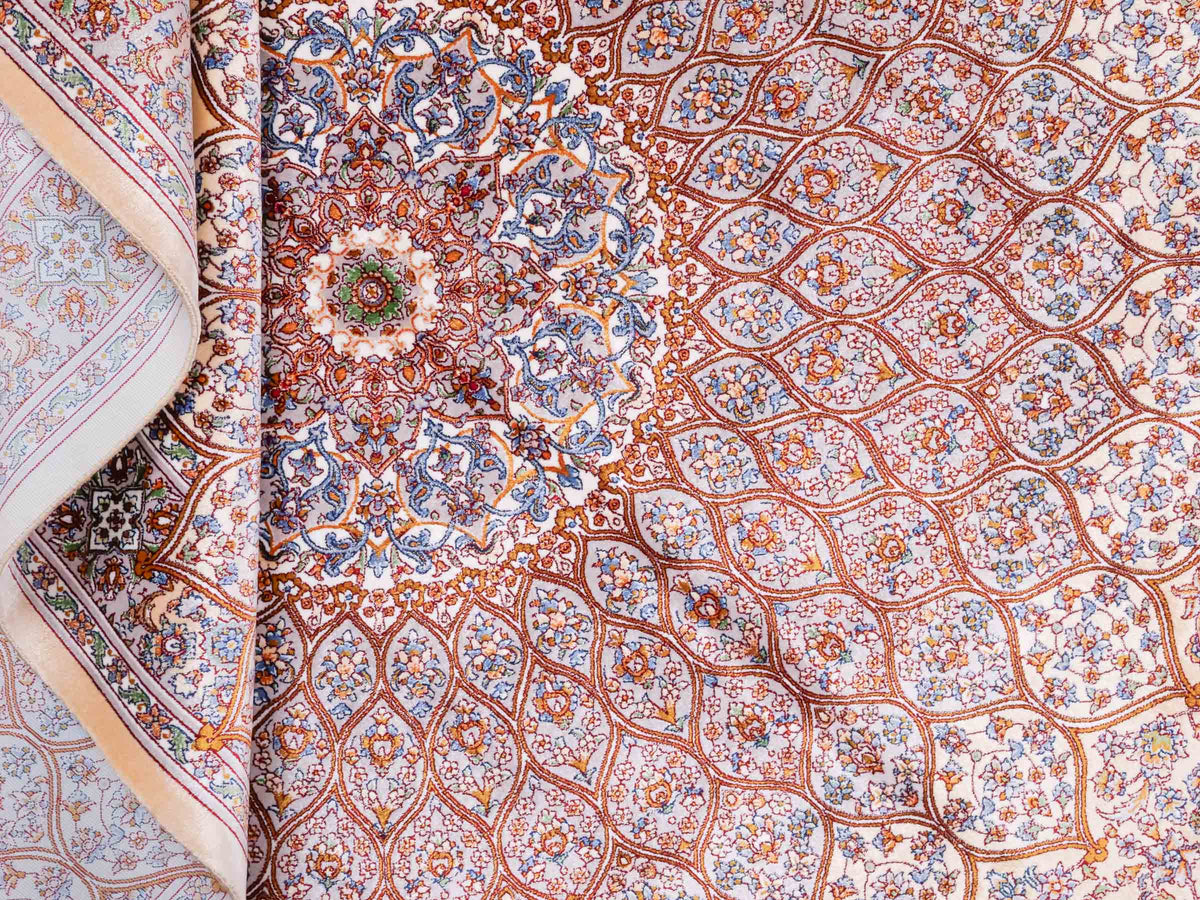 Ghom Maschinenteppich "Rudabeh" 150 x 100 cm, mit Medaillon, aus pflanzlicher Seide (Viskose), Beige-Cremeweiß. Teppichnummer: V72BG150H. Persian Luxury Collection by Khademi. Made in Iran / Persia – Vertrieb durch JUPITER Intl.