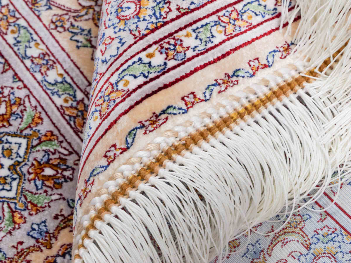 Ghom Maschinenteppich "Rudabeh" 150 x 100 cm, mit Medaillon, aus pflanzlicher Seide (Viskose), Beige-Cremeweiß. Teppichnummer: V72BG150H. Persian Luxury Collection by Khademi. Made in Iran / Persia – Vertrieb durch JUPITER Intl.