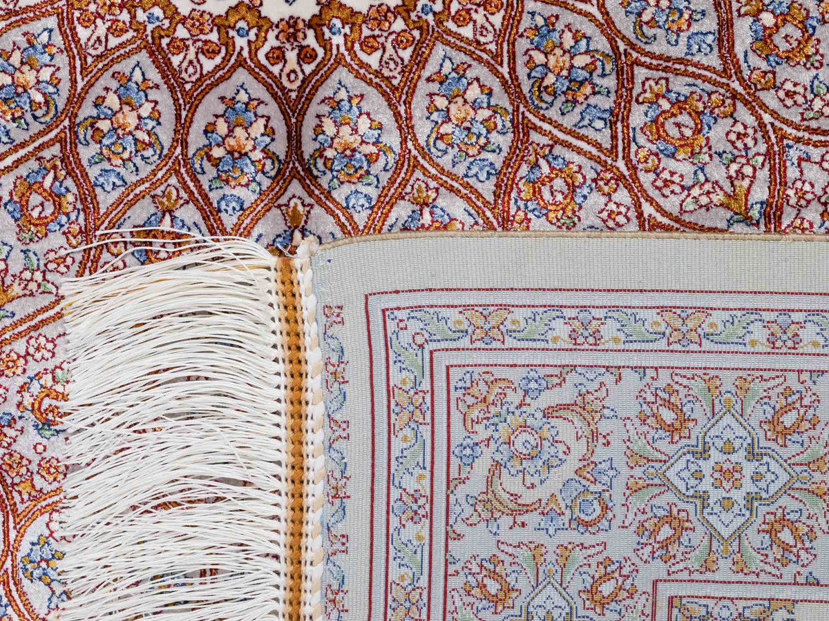 Ghom Maschinenteppich "Rudabeh" 150 x 100 cm, mit Medaillon, aus pflanzlicher Seide (Viskose), Beige-Cremeweiß. Teppichnummer: V72BG150H. Persian Luxury Collection by Khademi. Made in Iran / Persia – Vertrieb durch JUPITER Intl.