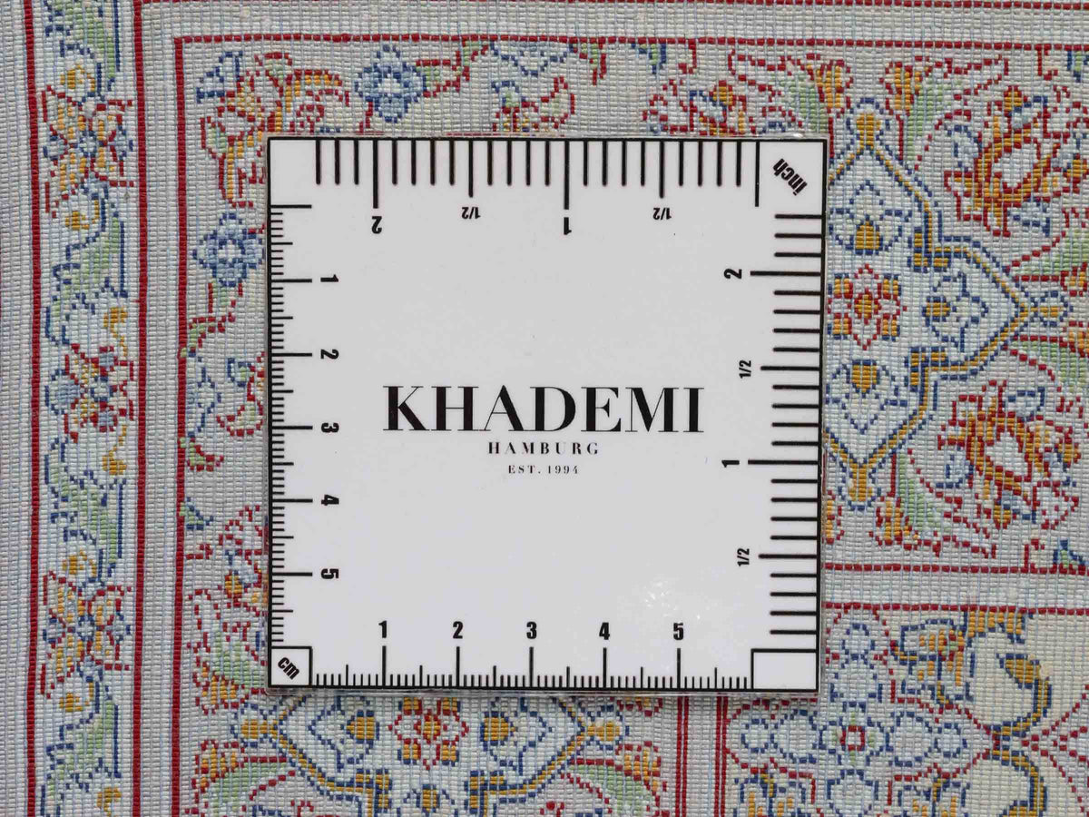 Ghom Maschinenteppich "Rudabeh" 150 x 100 cm, mit Medaillon, aus pflanzlicher Seide (Viskose), Beige-Cremeweiß. Teppichnummer: V72BG150H. Persian Luxury Collection by Khademi. Made in Iran / Persia – Vertrieb durch JUPITER Intl.