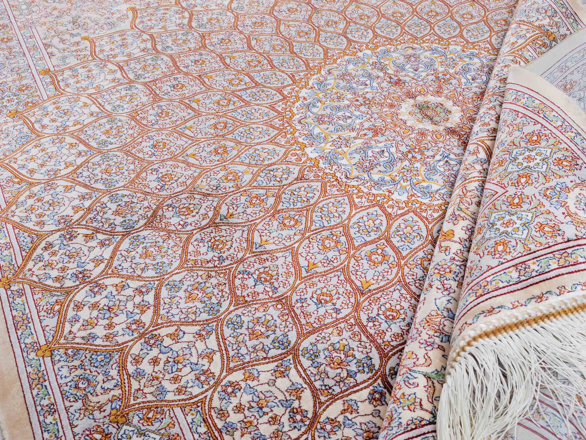 Ghom Maschinenteppich "Rudabeh" 150 x 100 cm, mit Medaillon, aus pflanzlicher Seide (Viskose), Beige-Cremeweiß. Teppichnummer: V72BG150H. Persian Luxury Collection by Khademi. Made in Iran / Persia – Vertrieb durch JUPITER Intl.