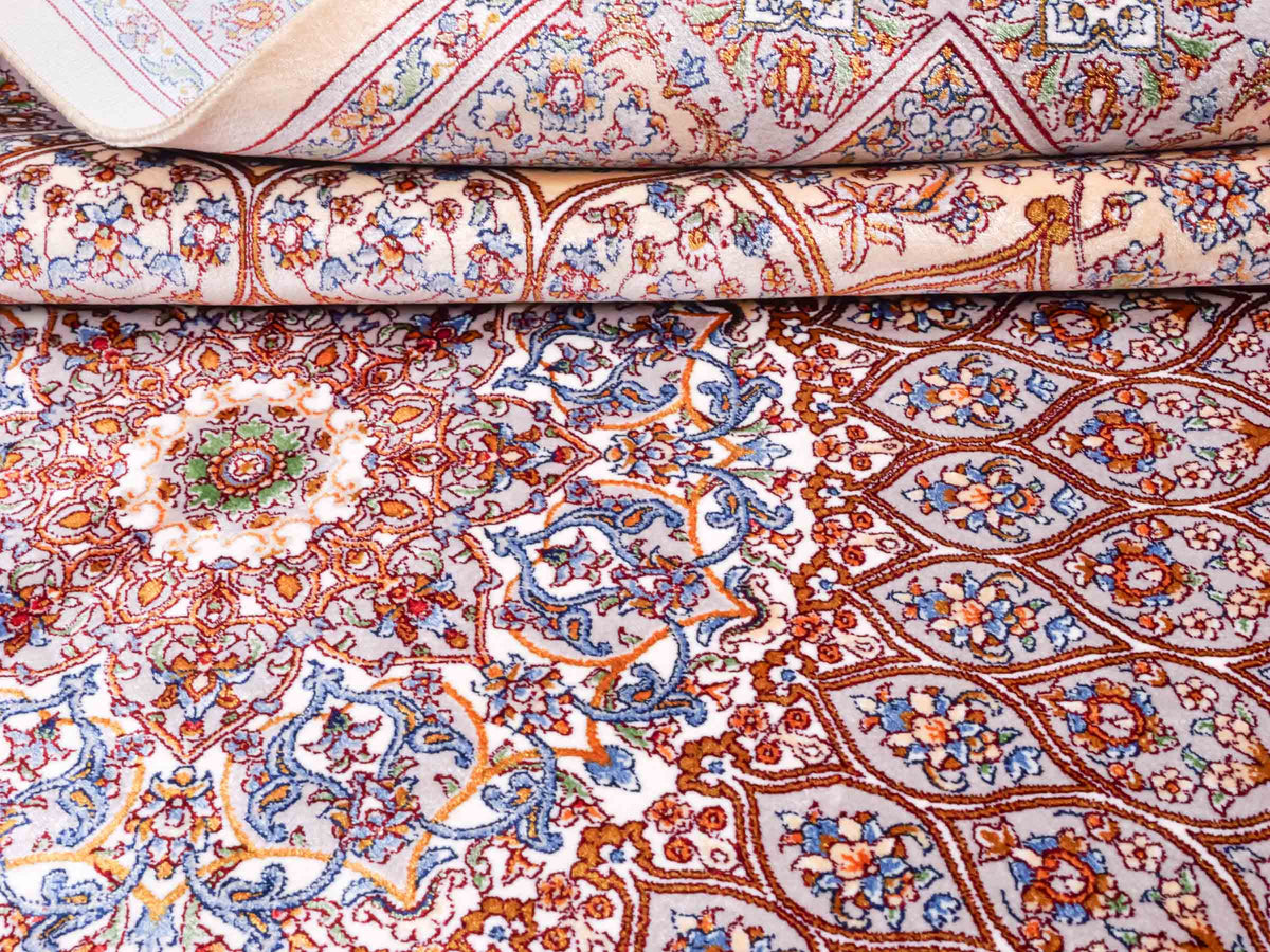 Ghom Maschinenteppich "Rudabeh" 150 x 100 cm, mit Medaillon, aus pflanzlicher Seide (Viskose), Beige-Cremeweiß. Teppichnummer: V72BG150H. Persian Luxury Collection by Khademi. Made in Iran / Persia – Vertrieb durch JUPITER Intl.