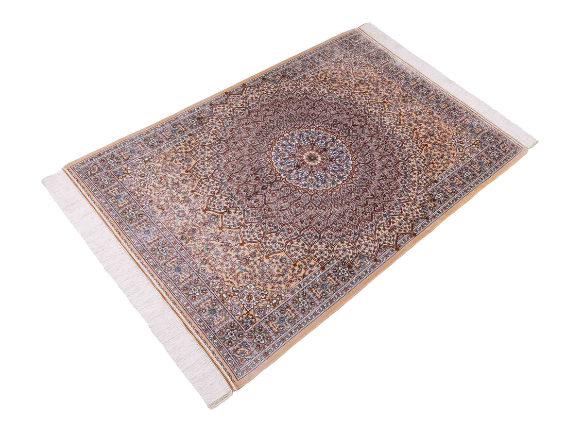 Ghom Maschinenteppich "Rudabeh" 150 x 100 cm, mit Medaillon, aus pflanzlicher Seide (Viskose), Beige-Cremeweiß. Teppichnummer: V72BG150H. Persian Luxury Collection by Khademi. Made in Iran / Persia – Vertrieb durch JUPITER Intl.