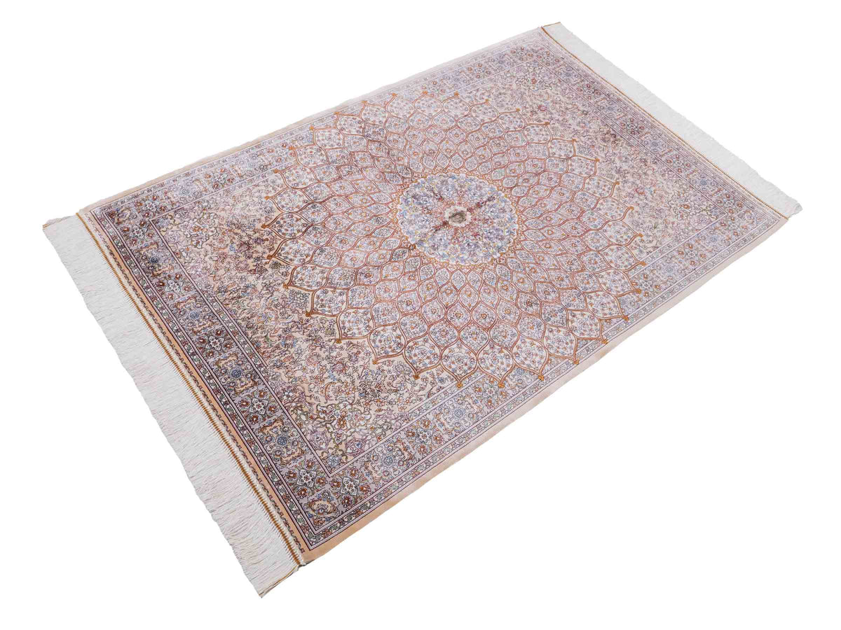 Ghom Maschinenteppich "Rudabeh" 150 x 100 cm, mit Medaillon, aus pflanzlicher Seide (Viskose), Beige-Cremeweiß. Teppichnummer: V72BG150H. Persian Luxury Collection by Khademi. Made in Iran / Persia – Vertrieb durch JUPITER Intl.