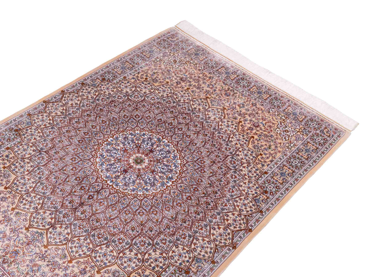 Ghom Maschinenteppich "Rudabeh" 150 x 100 cm, mit Medaillon, aus pflanzlicher Seide (Viskose), Beige-Cremeweiß. Teppichnummer: V72BG150H. Persian Luxury Collection by Khademi. Made in Iran / Persia – Vertrieb durch JUPITER Intl.