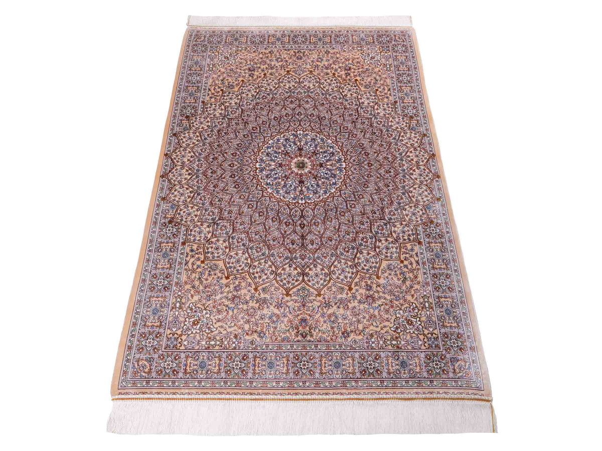 Ghom Maschinenteppich "Rudabeh" 150 x 100 cm, mit Medaillon, aus pflanzlicher Seide (Viskose), Beige-Cremeweiß. Teppichnummer: V72BG150H. Persian Luxury Collection by Khademi. Made in Iran / Persia – Vertrieb durch JUPITER Intl.