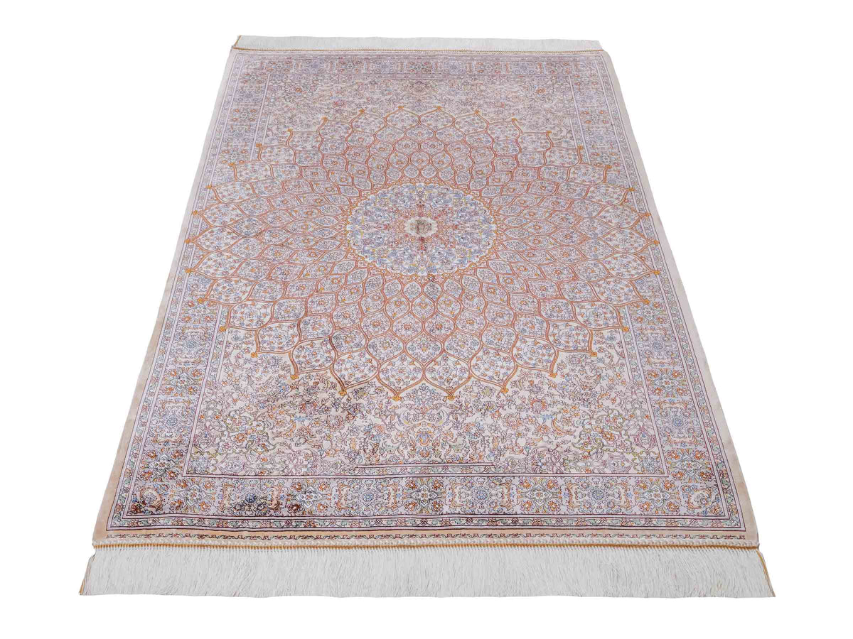 Ghom Maschinenteppich "Rudabeh" 150 x 100 cm, mit Medaillon, aus pflanzlicher Seide (Viskose), Beige-Cremeweiß. Teppichnummer: V72BG150H. Persian Luxury Collection by Khademi. Made in Iran / Persia – Vertrieb durch JUPITER Intl.