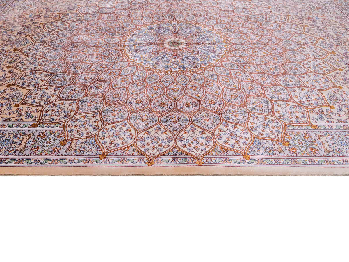Ghom Maschinenteppich "Rudabeh" 150 x 100 cm, mit Medaillon, aus pflanzlicher Seide (Viskose), Beige-Cremeweiß. Teppichnummer: V72BG150H. Persian Luxury Collection by Khademi. Made in Iran / Persia – Vertrieb durch JUPITER Intl.