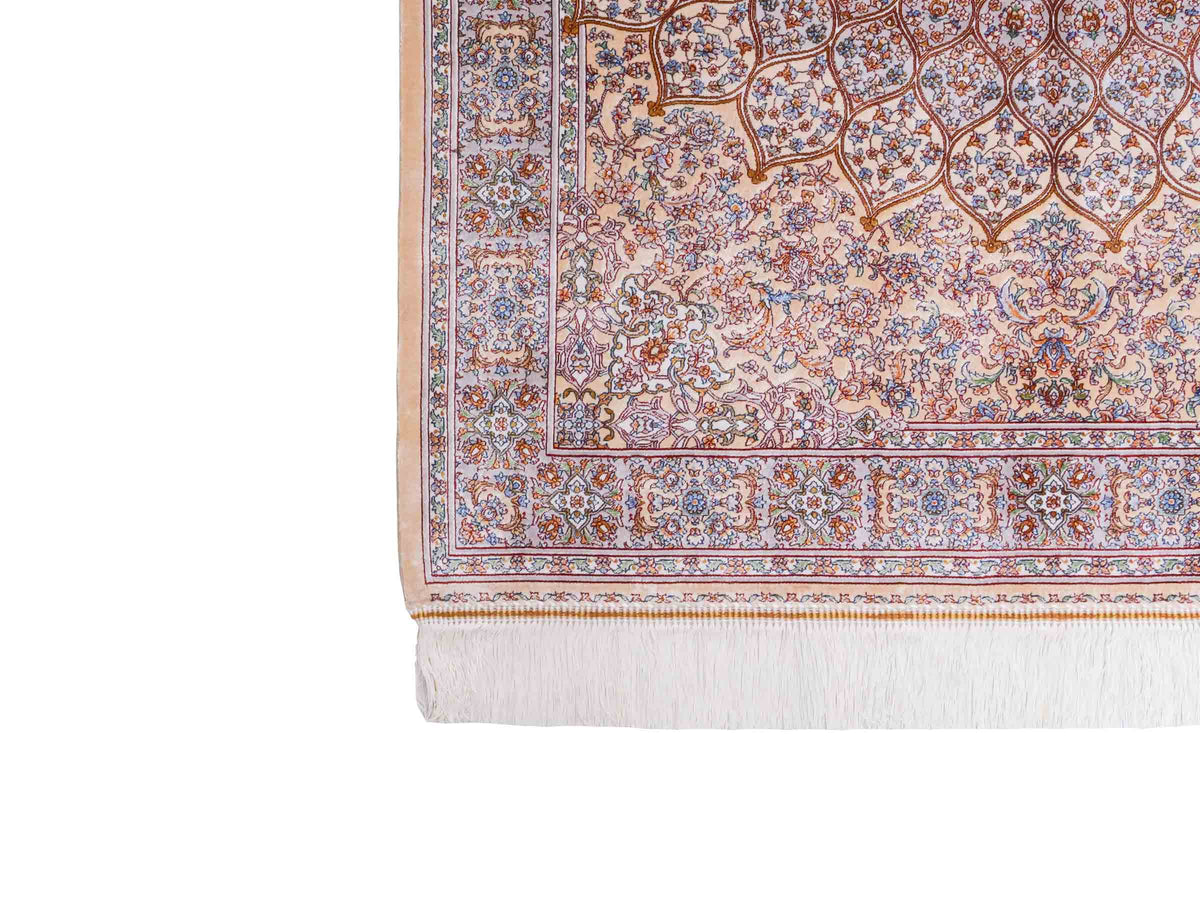 Ghom Maschinenteppich "Rudabeh" 150 x 100 cm, mit Medaillon, aus pflanzlicher Seide (Viskose), Beige-Cremeweiß. Teppichnummer: V72BG150H. Persian Luxury Collection by Khademi. Made in Iran / Persia – Vertrieb durch JUPITER Intl.