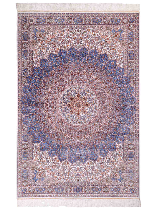 Ghom Maschinenteppich "Rudabeh" 180 x 120 cm, mit Medaillon, aus pflanzlicher Seide (Viskose), Cremeweiß-Blau. Teppichnummer: V72CR216H. Persian Luxury Collection by Khademi. Made in Iran / Persia – Vertrieb durch JUPITER Intl.