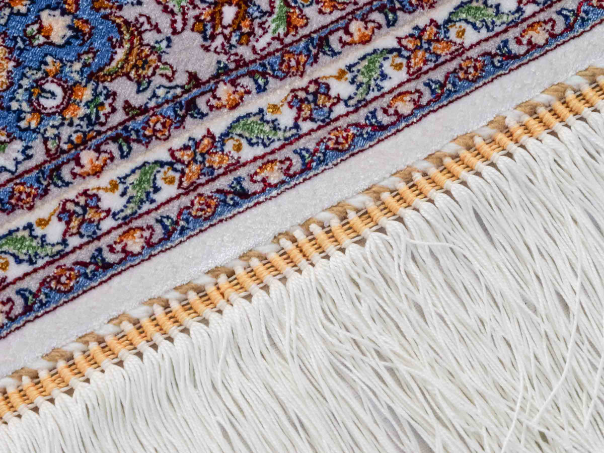 Ghom Maschinenteppich "Rudabeh" 180 x 120 cm, mit Medaillon, aus pflanzlicher Seide (Viskose), Cremeweiß-Blau. Teppichnummer: V72CR216H. Persian Luxury Collection by Khademi. Made in Iran / Persia – Vertrieb durch JUPITER Intl.
