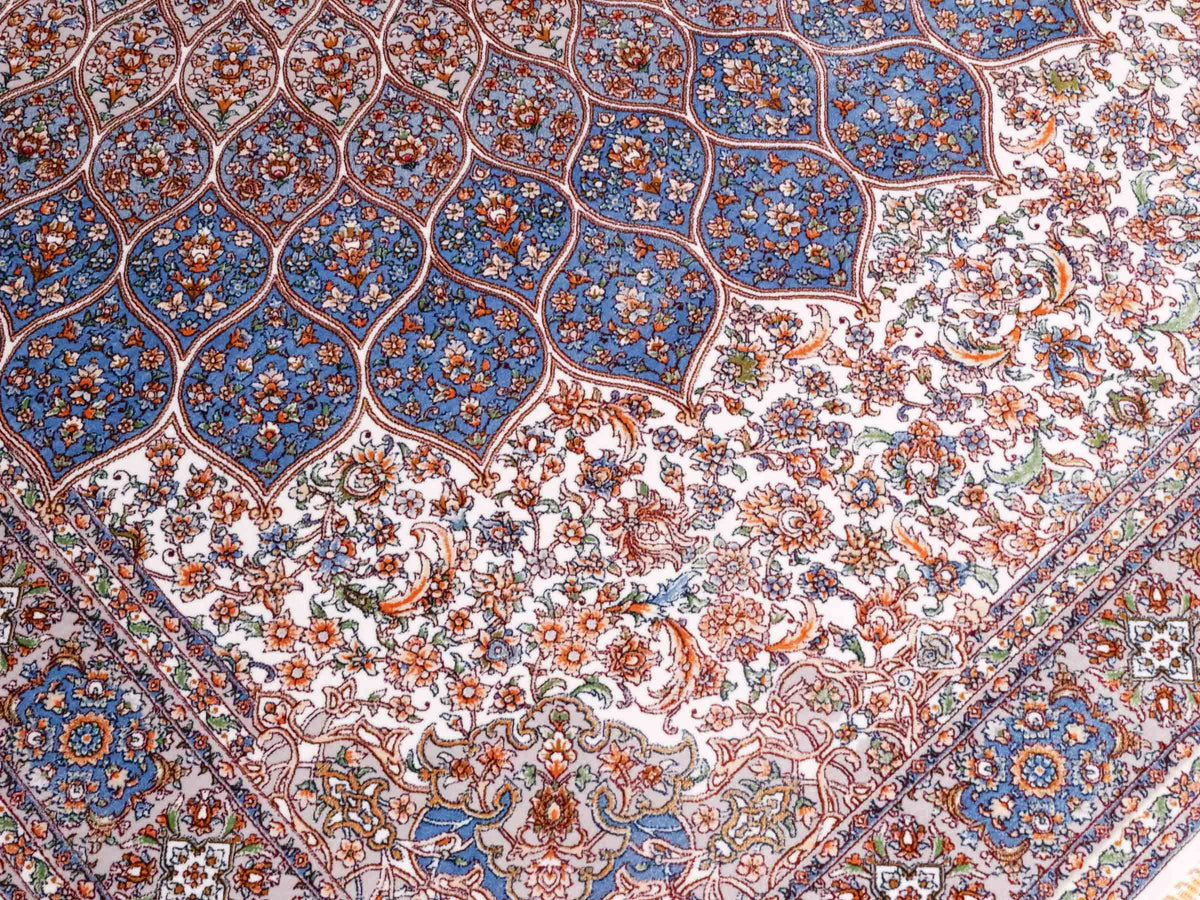 Ghom Maschinenteppich "Rudabeh" 180 x 120 cm, mit Medaillon, aus pflanzlicher Seide (Viskose), Cremeweiß-Blau. Teppichnummer: V72CR216H. Persian Luxury Collection by Khademi. Made in Iran / Persia – Vertrieb durch JUPITER Intl.
