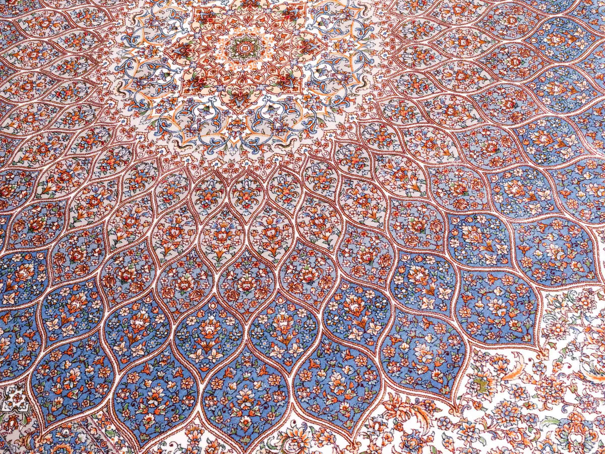 Ghom Maschinenteppich "Rudabeh" 180 x 120 cm, mit Medaillon, aus pflanzlicher Seide (Viskose), Cremeweiß-Blau. Teppichnummer: V72CR216H. Persian Luxury Collection by Khademi. Made in Iran / Persia – Vertrieb durch JUPITER Intl.