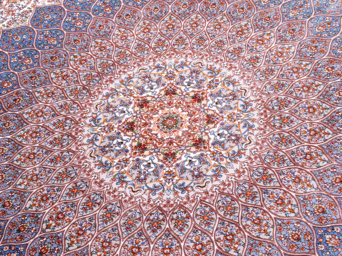 Ghom Maschinenteppich "Rudabeh" 180 x 120 cm, mit Medaillon, aus pflanzlicher Seide (Viskose), Cremeweiß-Blau. Teppichnummer: V72CR216H. Persian Luxury Collection by Khademi. Made in Iran / Persia – Vertrieb durch JUPITER Intl.