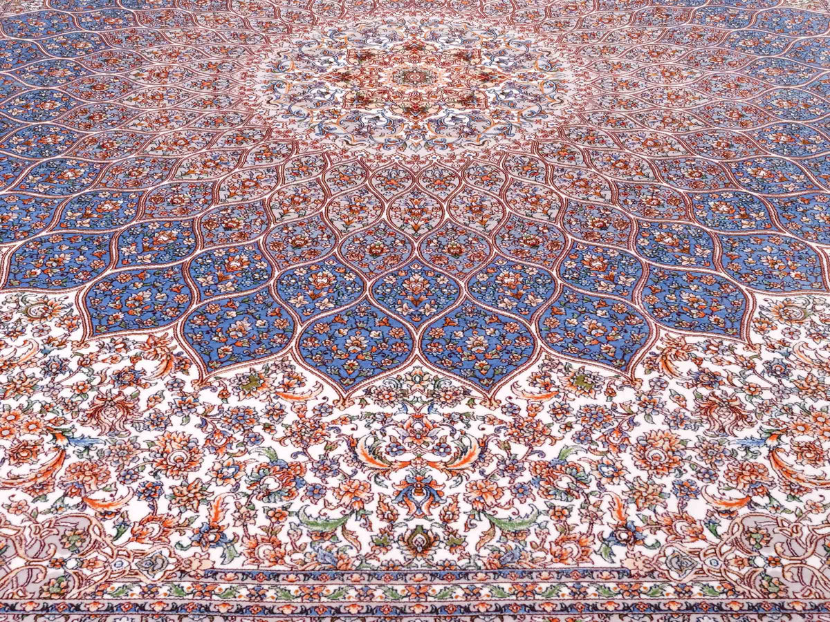 Ghom Maschinenteppich "Rudabeh" 180 x 120 cm, mit Medaillon, aus pflanzlicher Seide (Viskose), Cremeweiß-Blau. Teppichnummer: V72CR216H. Persian Luxury Collection by Khademi. Made in Iran / Persia – Vertrieb durch JUPITER Intl.