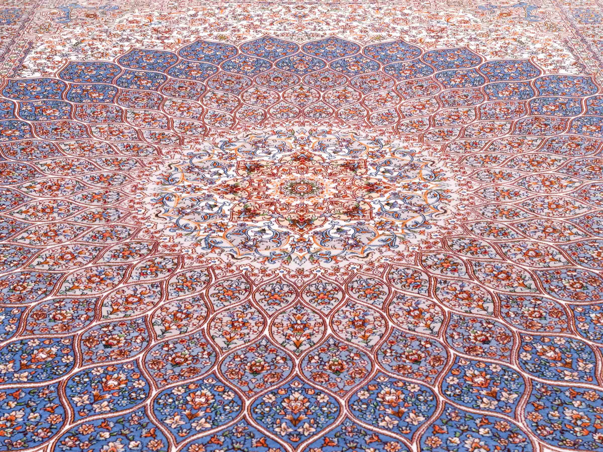 Ghom Maschinenteppich "Rudabeh" 180 x 120 cm, mit Medaillon, aus pflanzlicher Seide (Viskose), Cremeweiß-Blau. Teppichnummer: V72CR216H. Persian Luxury Collection by Khademi. Made in Iran / Persia – Vertrieb durch JUPITER Intl.