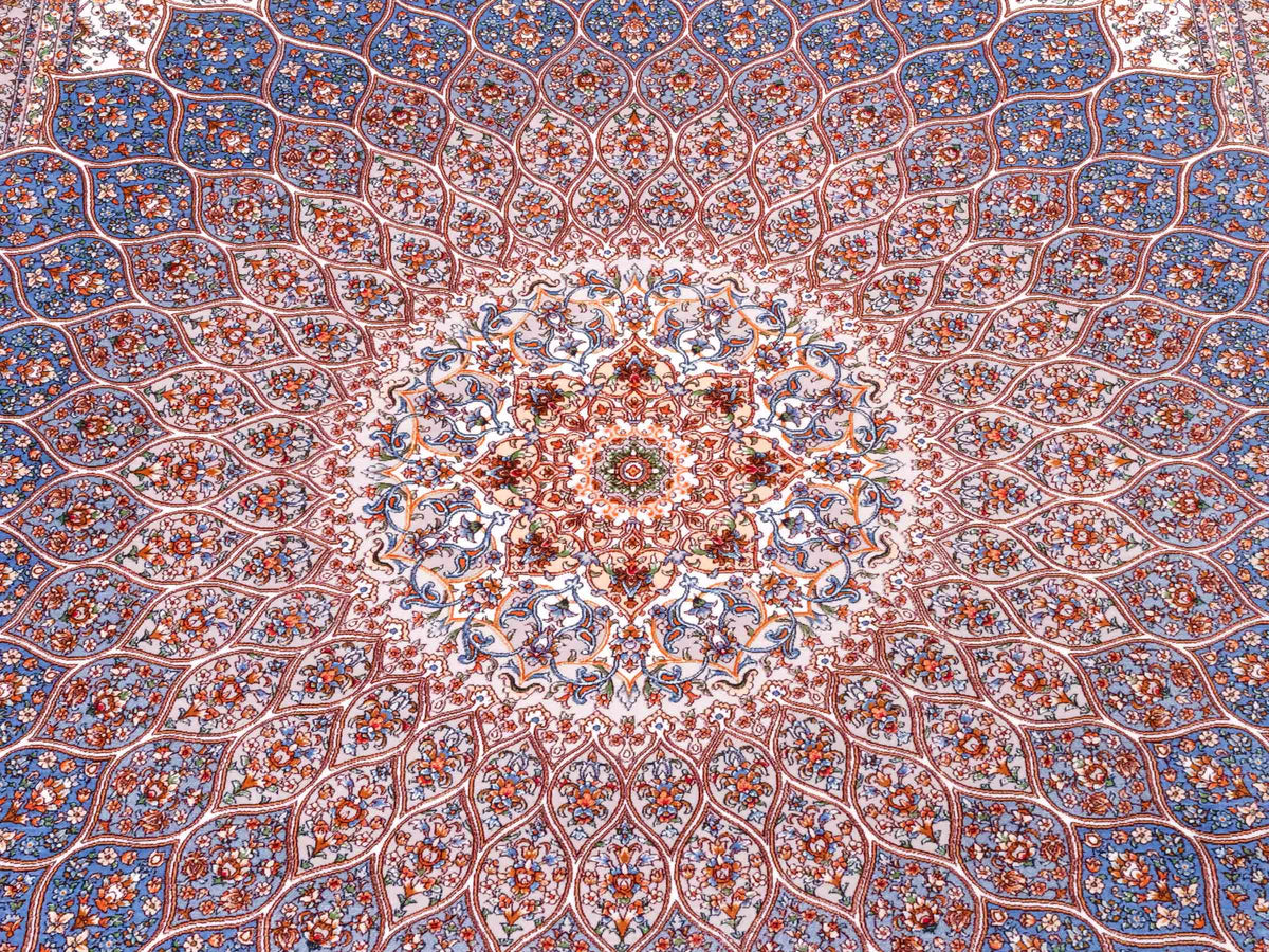 Ghom Maschinenteppich "Rudabeh" 180 x 120 cm, mit Medaillon, aus pflanzlicher Seide (Viskose), Cremeweiß-Blau. Teppichnummer: V72CR216H. Persian Luxury Collection by Khademi. Made in Iran / Persia – Vertrieb durch JUPITER Intl.