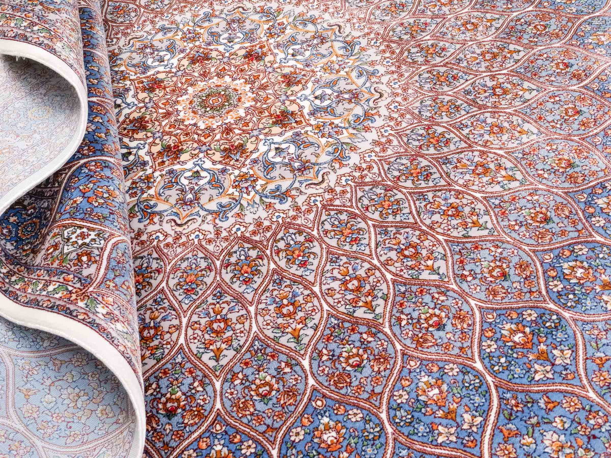 Ghom Maschinenteppich "Rudabeh" 180 x 120 cm, mit Medaillon, aus pflanzlicher Seide (Viskose), Cremeweiß-Blau. Teppichnummer: V72CR216H. Persian Luxury Collection by Khademi. Made in Iran / Persia – Vertrieb durch JUPITER Intl.