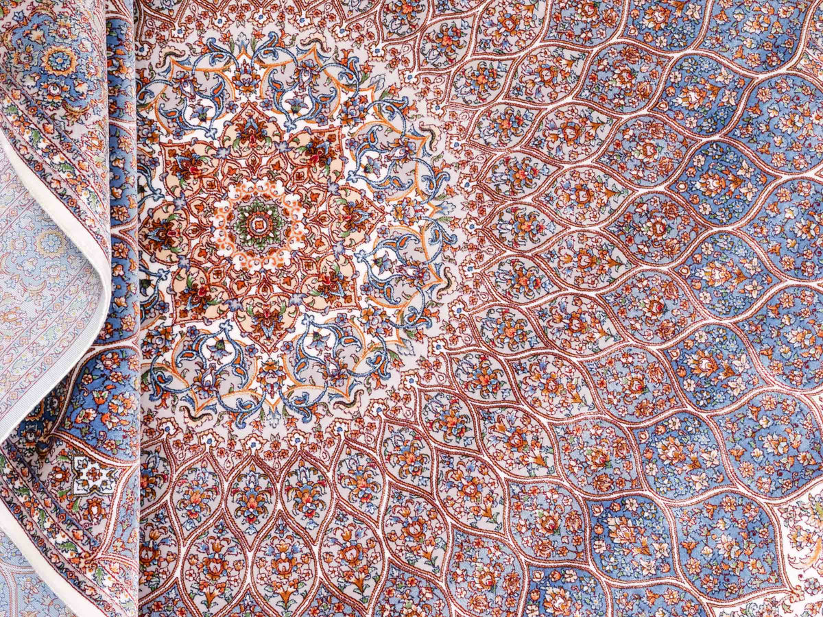 Ghom Maschinenteppich "Rudabeh" 180 x 120 cm, mit Medaillon, aus pflanzlicher Seide (Viskose), Cremeweiß-Blau. Teppichnummer: V72CR216H. Persian Luxury Collection by Khademi. Made in Iran / Persia – Vertrieb durch JUPITER Intl.