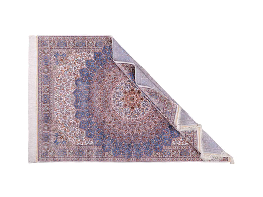 Ghom Maschinenteppich "Rudabeh" 180 x 120 cm, mit Medaillon, aus pflanzlicher Seide (Viskose), Cremeweiß-Blau. Teppichnummer: V72CR216H. Persian Luxury Collection by Khademi. Made in Iran / Persia – Vertrieb durch JUPITER Intl.