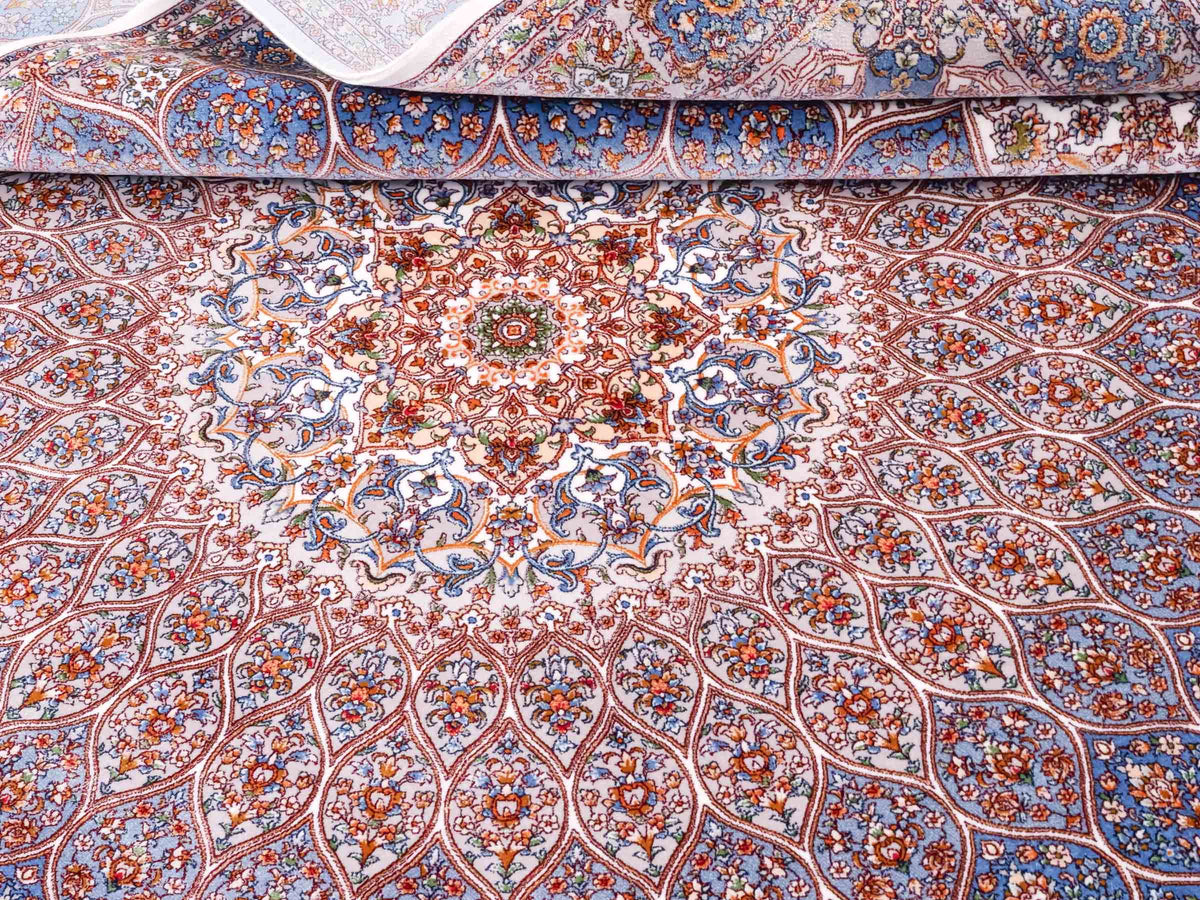 Ghom Maschinenteppich "Rudabeh" 180 x 120 cm, mit Medaillon, aus pflanzlicher Seide (Viskose), Cremeweiß-Blau. Teppichnummer: V72CR216H. Persian Luxury Collection by Khademi. Made in Iran / Persia – Vertrieb durch JUPITER Intl.