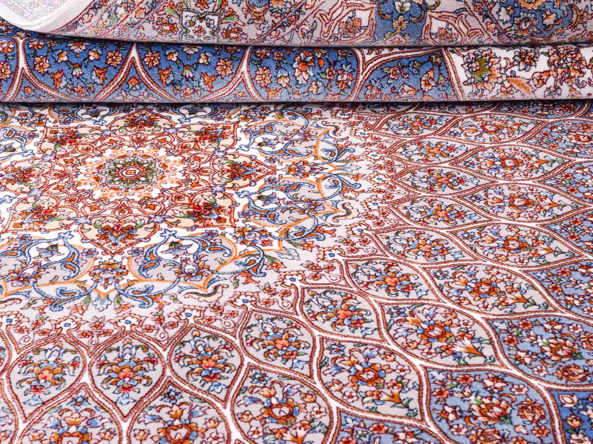 Ghom Maschinenteppich "Rudabeh" 180 x 120 cm, mit Medaillon, aus pflanzlicher Seide (Viskose), Cremeweiß-Blau. Teppichnummer: V72CR216H. Persian Luxury Collection by Khademi. Made in Iran / Persia – Vertrieb durch JUPITER Intl.