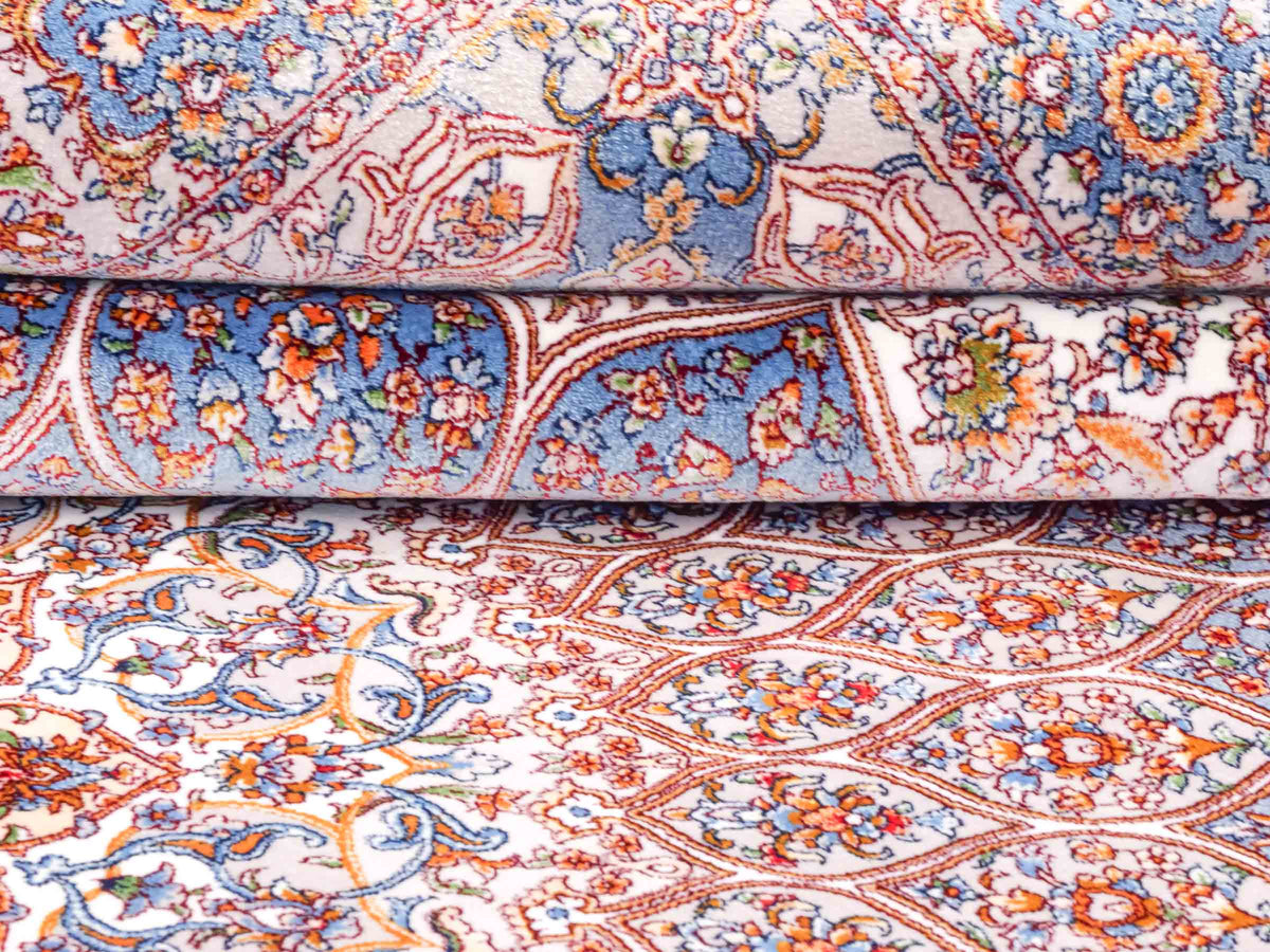 Ghom Maschinenteppich "Rudabeh" 180 x 120 cm, mit Medaillon, aus pflanzlicher Seide (Viskose), Cremeweiß-Blau. Teppichnummer: V72CR216H. Persian Luxury Collection by Khademi. Made in Iran / Persia – Vertrieb durch JUPITER Intl.