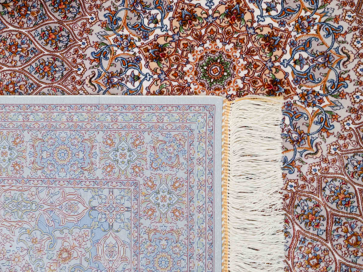 Ghom Maschinenteppich "Rudabeh" 180 x 120 cm, mit Medaillon, aus pflanzlicher Seide (Viskose), Cremeweiß-Blau. Teppichnummer: V72CR216H. Persian Luxury Collection by Khademi. Made in Iran / Persia – Vertrieb durch JUPITER Intl.