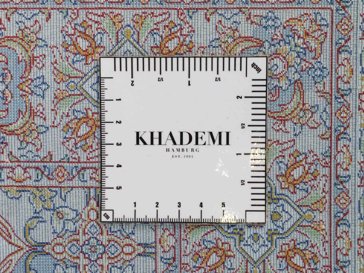 Ghom Maschinenteppich "Rudabeh" 180 x 120 cm, mit Medaillon, aus pflanzlicher Seide (Viskose), Cremeweiß-Blau. Teppichnummer: V72CR216H. Persian Luxury Collection by Khademi. Made in Iran / Persia – Vertrieb durch JUPITER Intl.