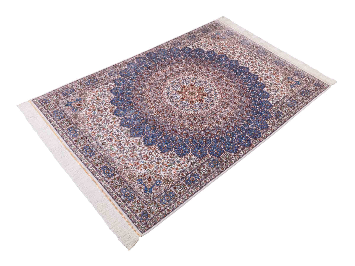 Ghom Maschinenteppich "Rudabeh" 180 x 120 cm, mit Medaillon, aus pflanzlicher Seide (Viskose), Cremeweiß-Blau. Teppichnummer: V72CR216H. Persian Luxury Collection by Khademi. Made in Iran / Persia – Vertrieb durch JUPITER Intl.