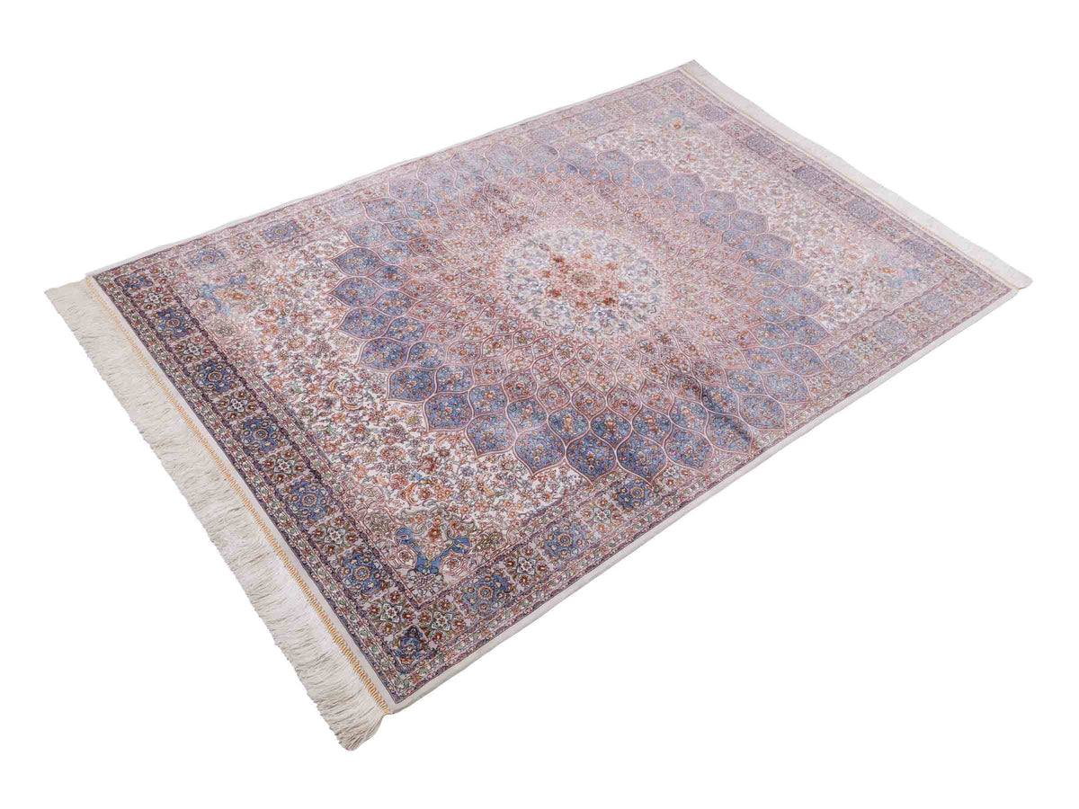 Ghom Maschinenteppich "Rudabeh" 180 x 120 cm, mit Medaillon, aus pflanzlicher Seide (Viskose), Cremeweiß-Blau. Teppichnummer: V72CR216H. Persian Luxury Collection by Khademi. Made in Iran / Persia – Vertrieb durch JUPITER Intl.