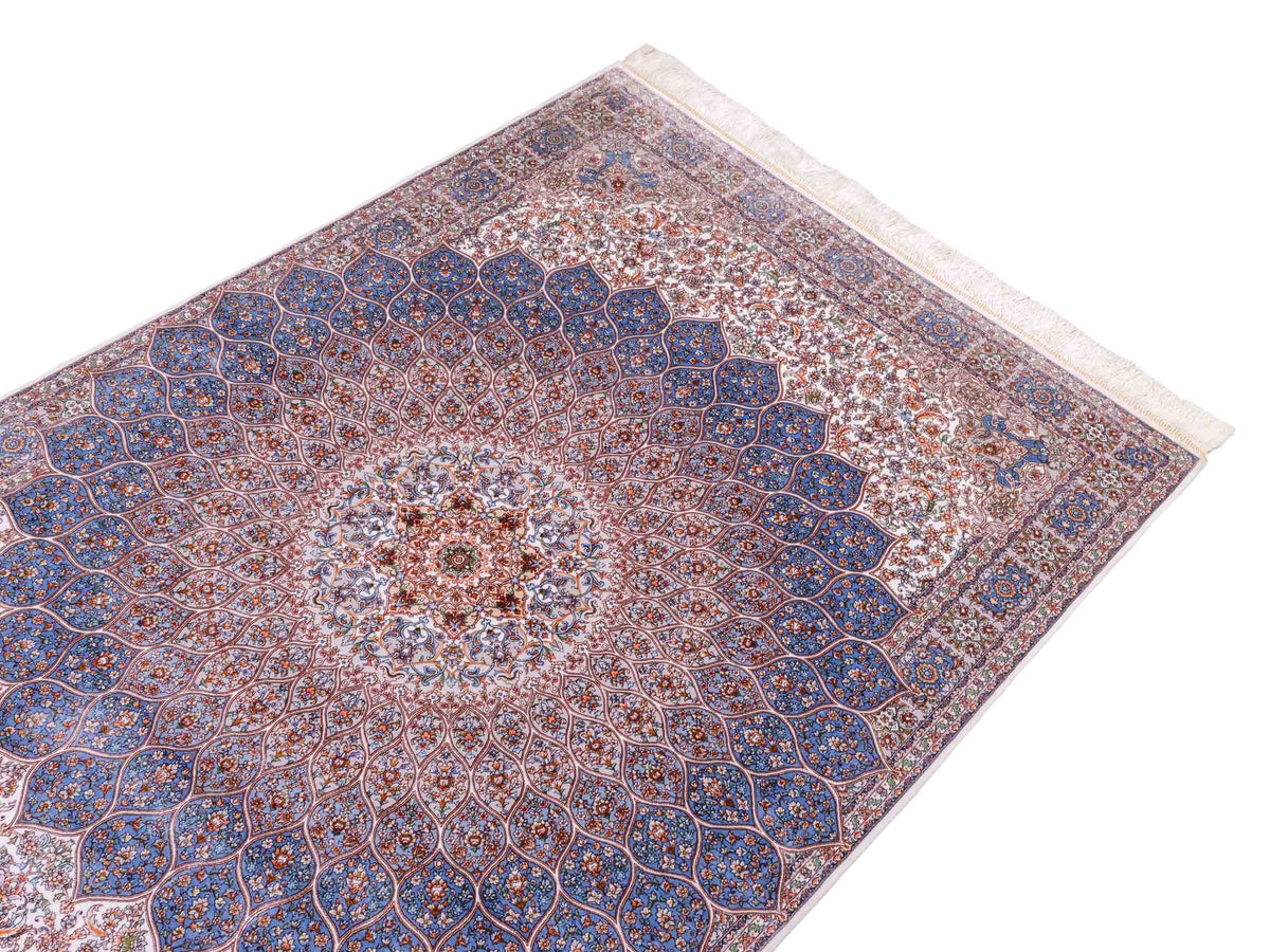 Ghom Maschinenteppich "Rudabeh" 180 x 120 cm, mit Medaillon, aus pflanzlicher Seide (Viskose), Cremeweiß-Blau. Teppichnummer: V72CR216H. Persian Luxury Collection by Khademi. Made in Iran / Persia – Vertrieb durch JUPITER Intl.