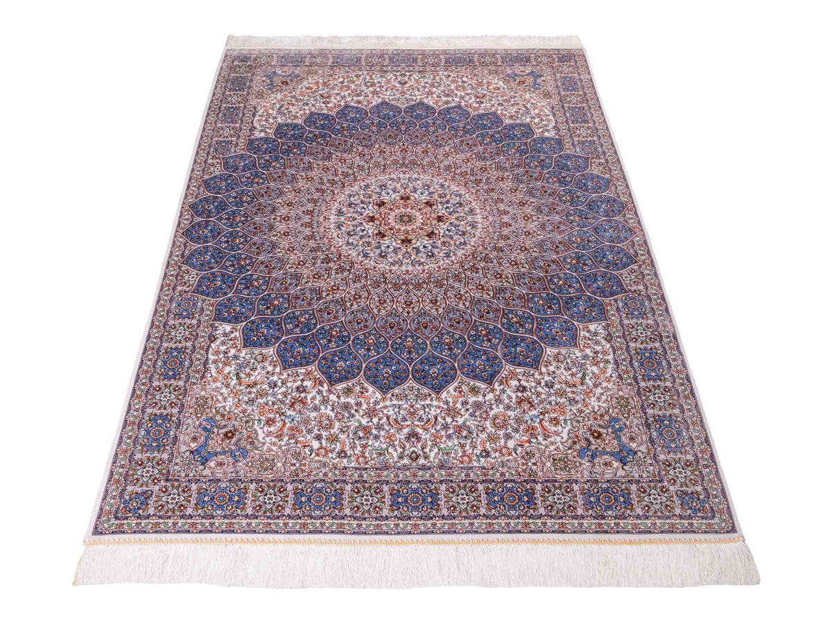 Ghom Maschinenteppich "Rudabeh" 180 x 120 cm, mit Medaillon, aus pflanzlicher Seide (Viskose), Cremeweiß-Blau. Teppichnummer: V72CR216H. Persian Luxury Collection by Khademi. Made in Iran / Persia – Vertrieb durch JUPITER Intl.