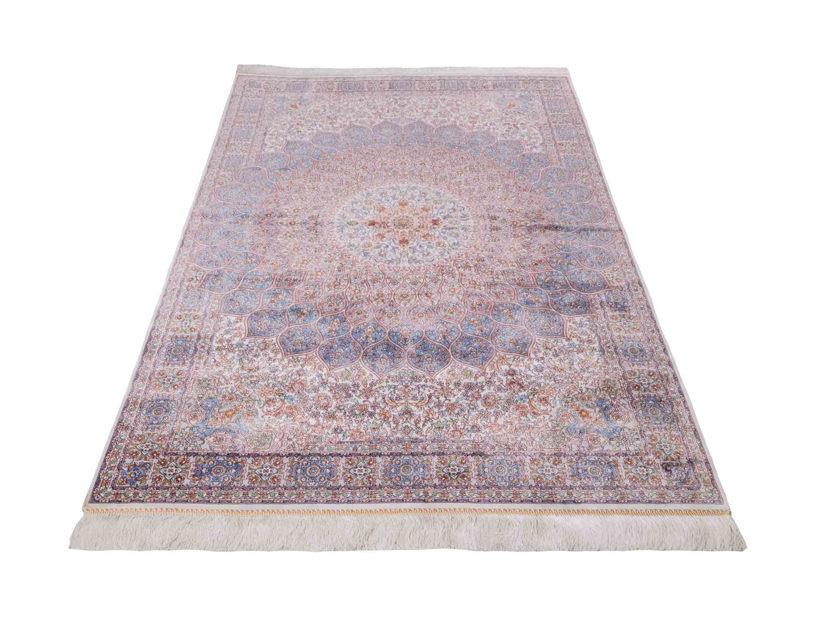 Ghom Maschinenteppich "Rudabeh" 180 x 120 cm, mit Medaillon, aus pflanzlicher Seide (Viskose), Cremeweiß-Blau. Teppichnummer: V72CR216H. Persian Luxury Collection by Khademi. Made in Iran / Persia – Vertrieb durch JUPITER Intl.