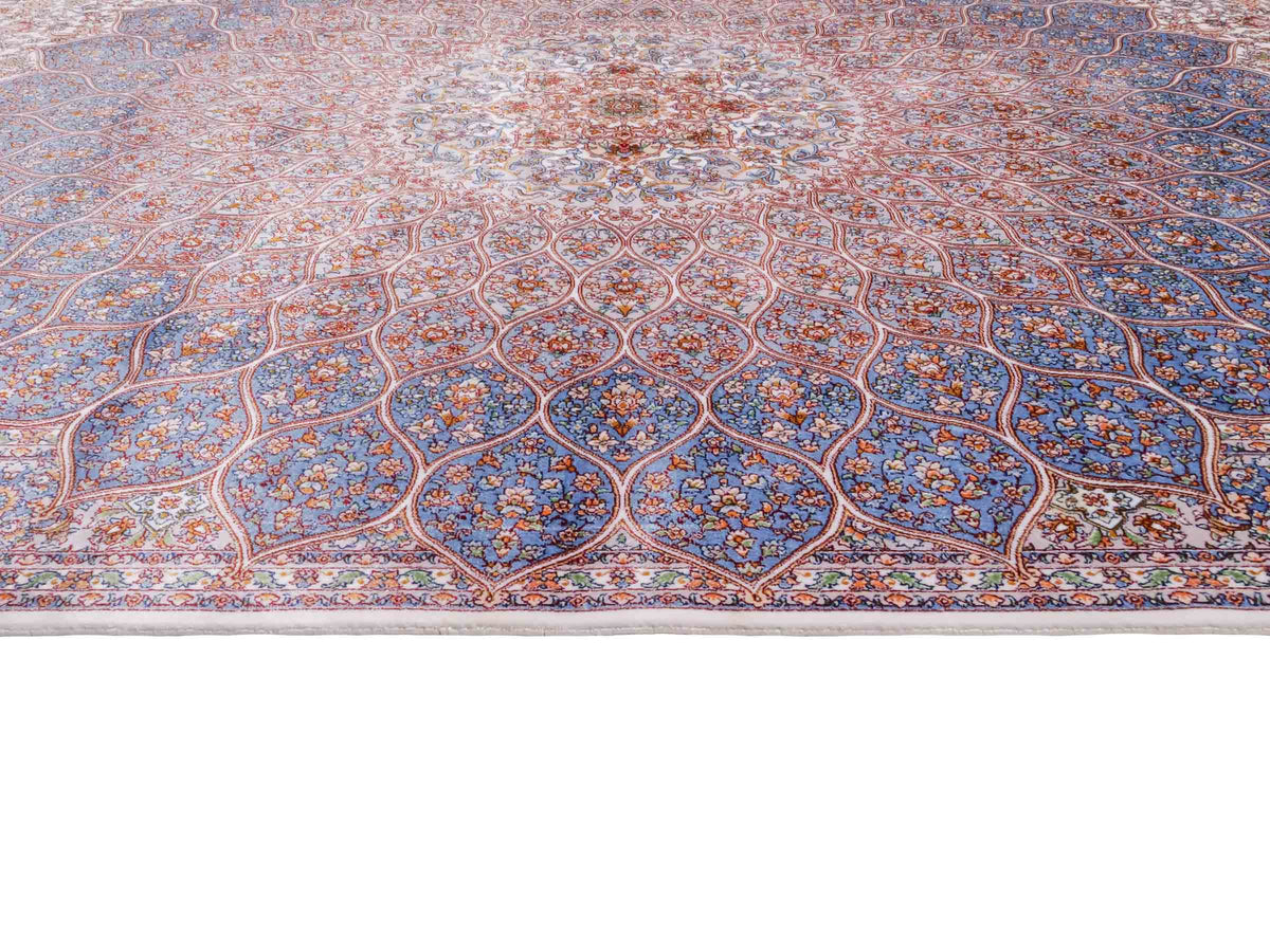 Ghom Maschinenteppich "Rudabeh" 180 x 120 cm, mit Medaillon, aus pflanzlicher Seide (Viskose), Cremeweiß-Blau. Teppichnummer: V72CR216H. Persian Luxury Collection by Khademi. Made in Iran / Persia – Vertrieb durch JUPITER Intl.
