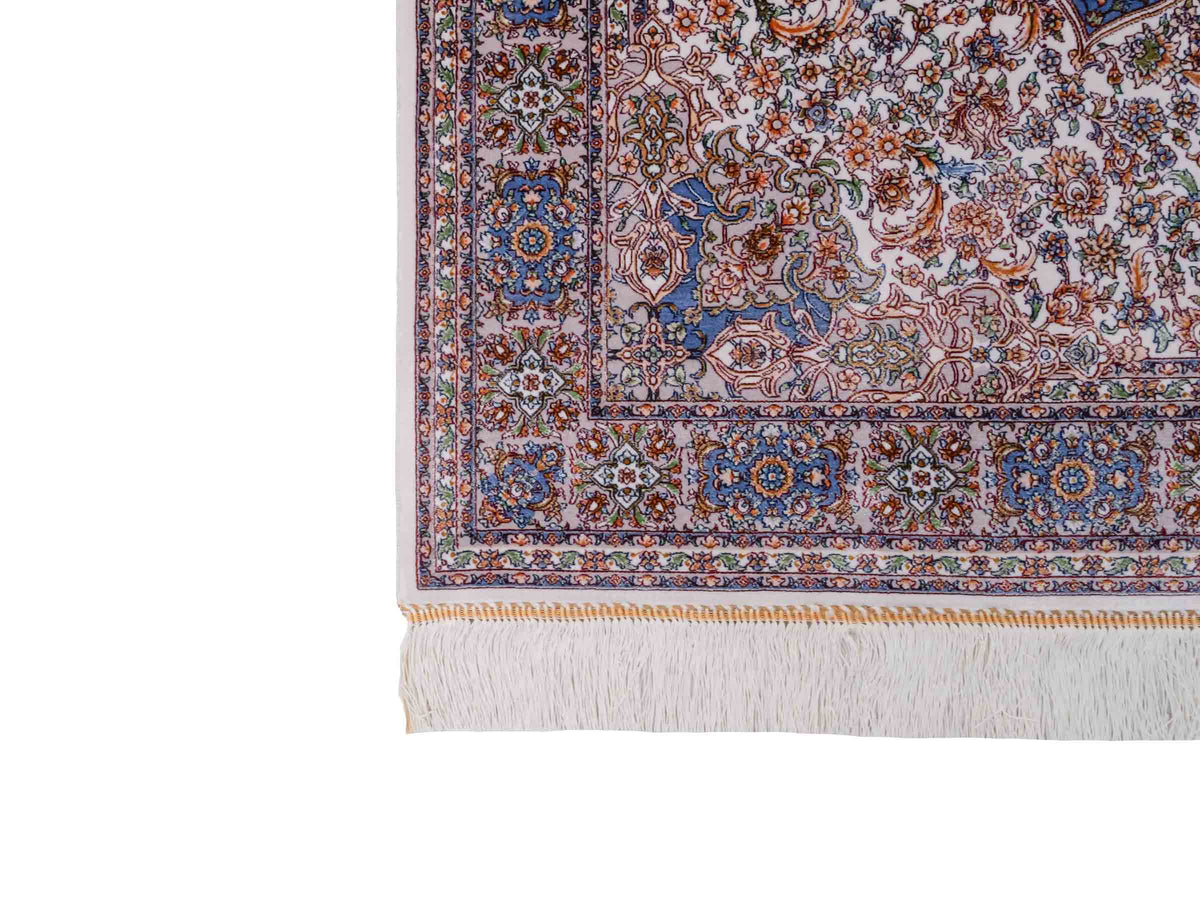 Ghom Maschinenteppich "Rudabeh" 180 x 120 cm, mit Medaillon, aus pflanzlicher Seide (Viskose), Cremeweiß-Blau. Teppichnummer: V72CR216H. Persian Luxury Collection by Khademi. Made in Iran / Persia – Vertrieb durch JUPITER Intl.