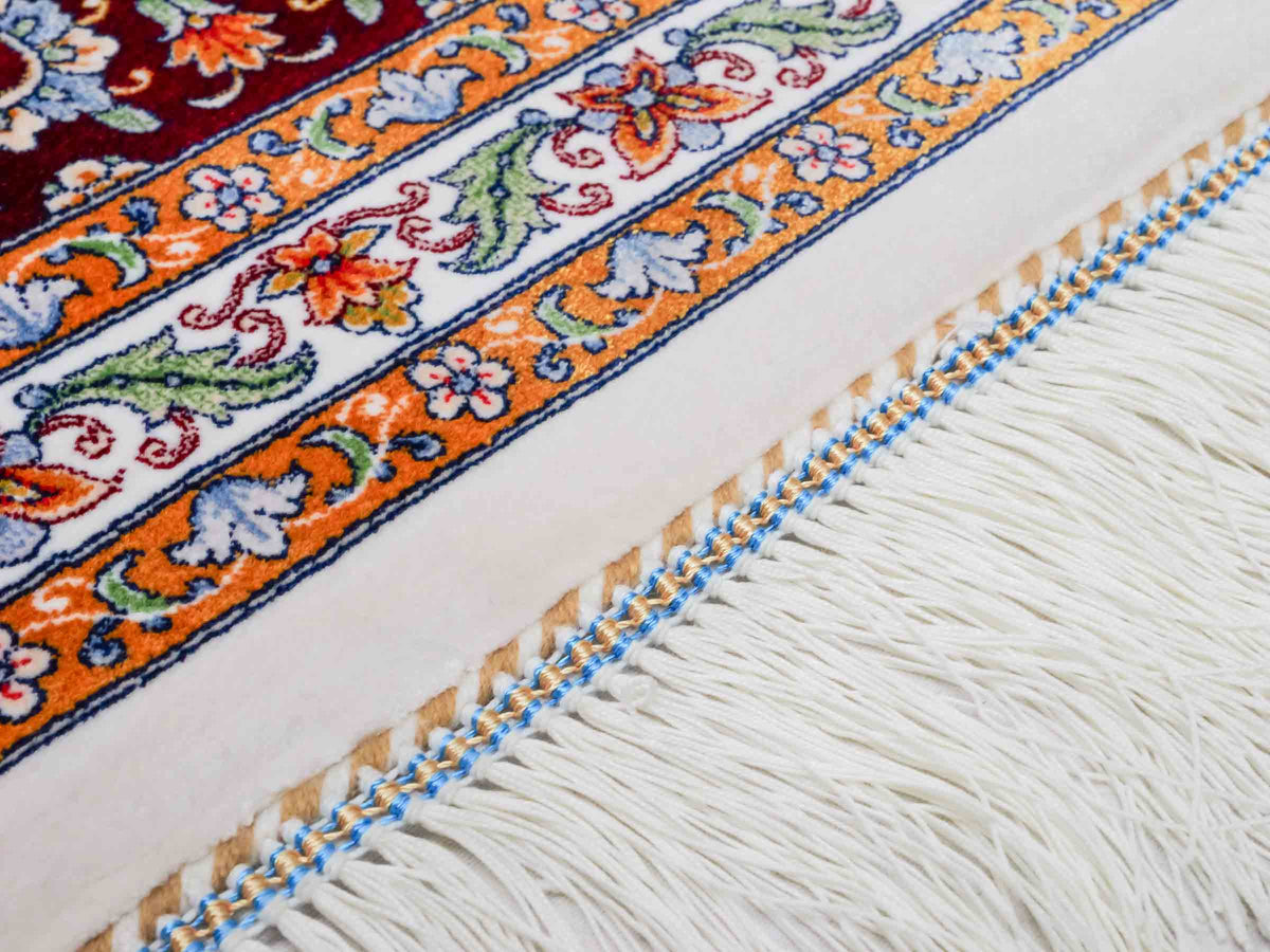 Ghom Maschinenteppich "Rudabeh" 350 x 250 cm, mit Medaillon, aus pflanzlicher Seide (Viskose), Rot-Cremeweiß. Teppichnummer: V72RC875H. Persian Luxury Collection by Khademi. Made in Iran / Persia – Vertrieb durch JUPITER Intl.