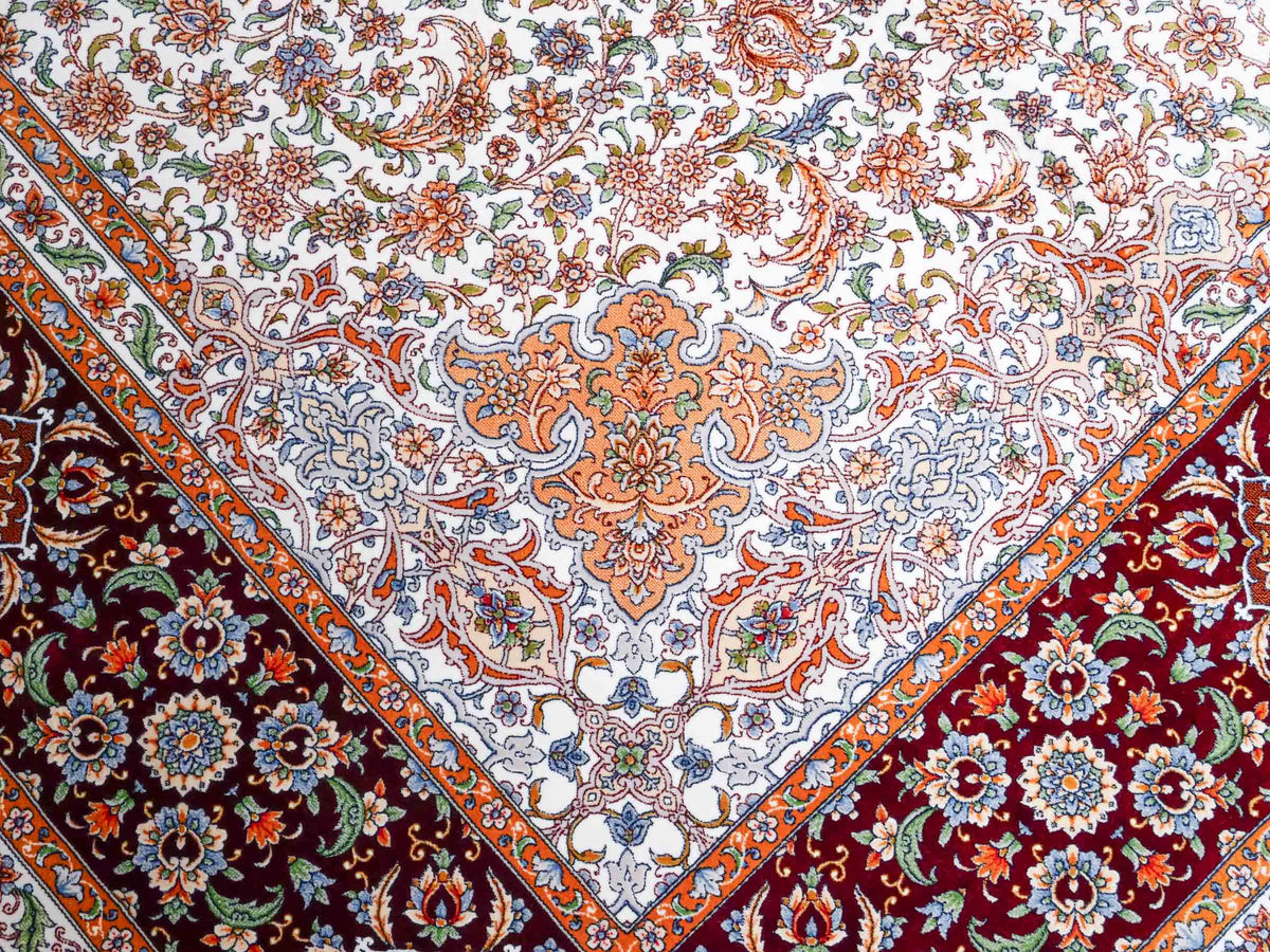 Ghom Maschinenteppich "Rudabeh" 350 x 250 cm, mit Medaillon, aus pflanzlicher Seide (Viskose), Rot-Cremeweiß. Teppichnummer: V72RC875H. Persian Luxury Collection by Khademi. Made in Iran / Persia – Vertrieb durch JUPITER Intl.
