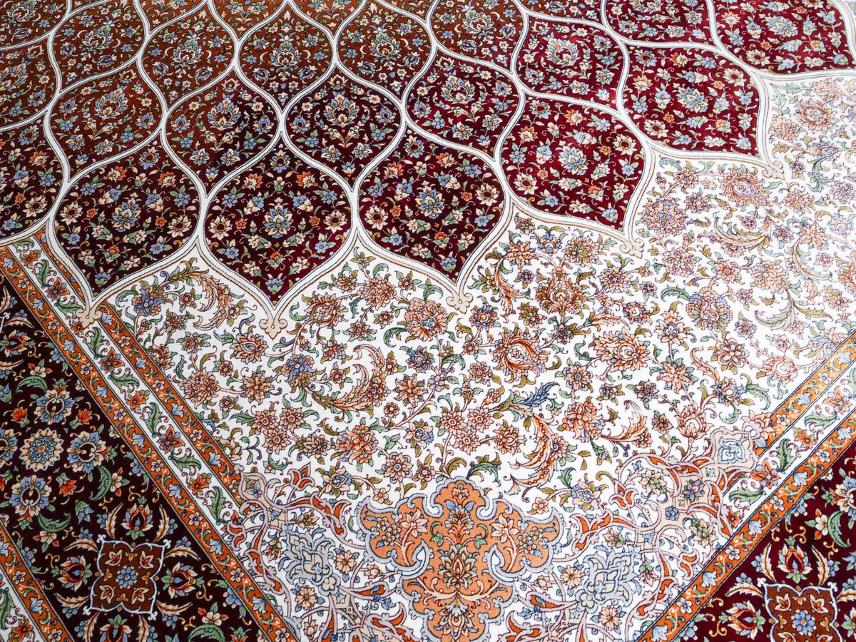Ghom Maschinenteppich "Rudabeh" 350 x 250 cm, mit Medaillon, aus pflanzlicher Seide (Viskose), Rot-Cremeweiß. Teppichnummer: V72RC875H. Persian Luxury Collection by Khademi. Made in Iran / Persia – Vertrieb durch JUPITER Intl.